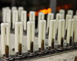 圖為歐司朗生產線上的燈泡。（Johannes Simon/Getty Images）